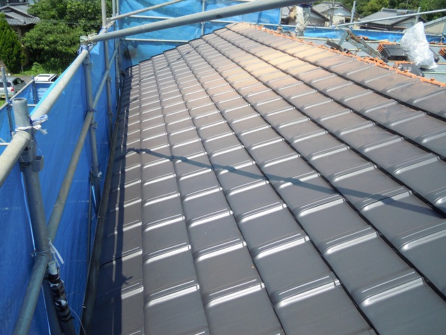 新しい瓦を敷きこんだ屋根